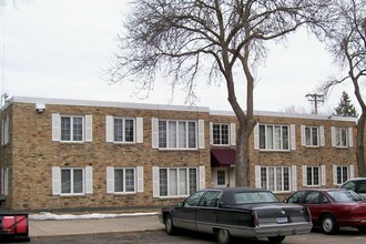 2401 W 90th St in Bloomington, MN - Building Photo - Building Photo