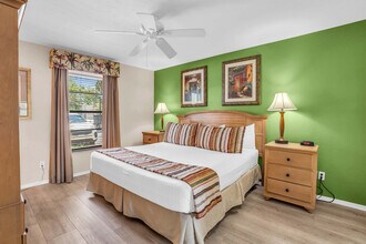 600 Neapolitan Way in Naples, FL - Building Photo - Building Photo