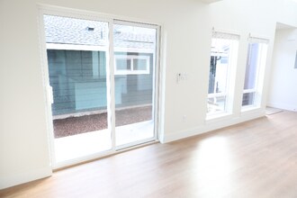 12907 SE Ridgecrest Rd in Happy Valley, OR - Foto de edificio - Building Photo