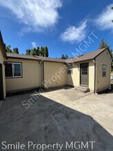 2216 SE 105th Ave in Portland, OR - Building Photo - Building Photo