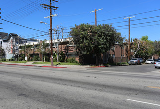 15405 Vanowen St in Van Nuys, CA - Building Photo - Building Photo