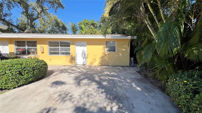 706 SW 4th Terrace in Dania Beach, FL - Building Photo - Building Photo
