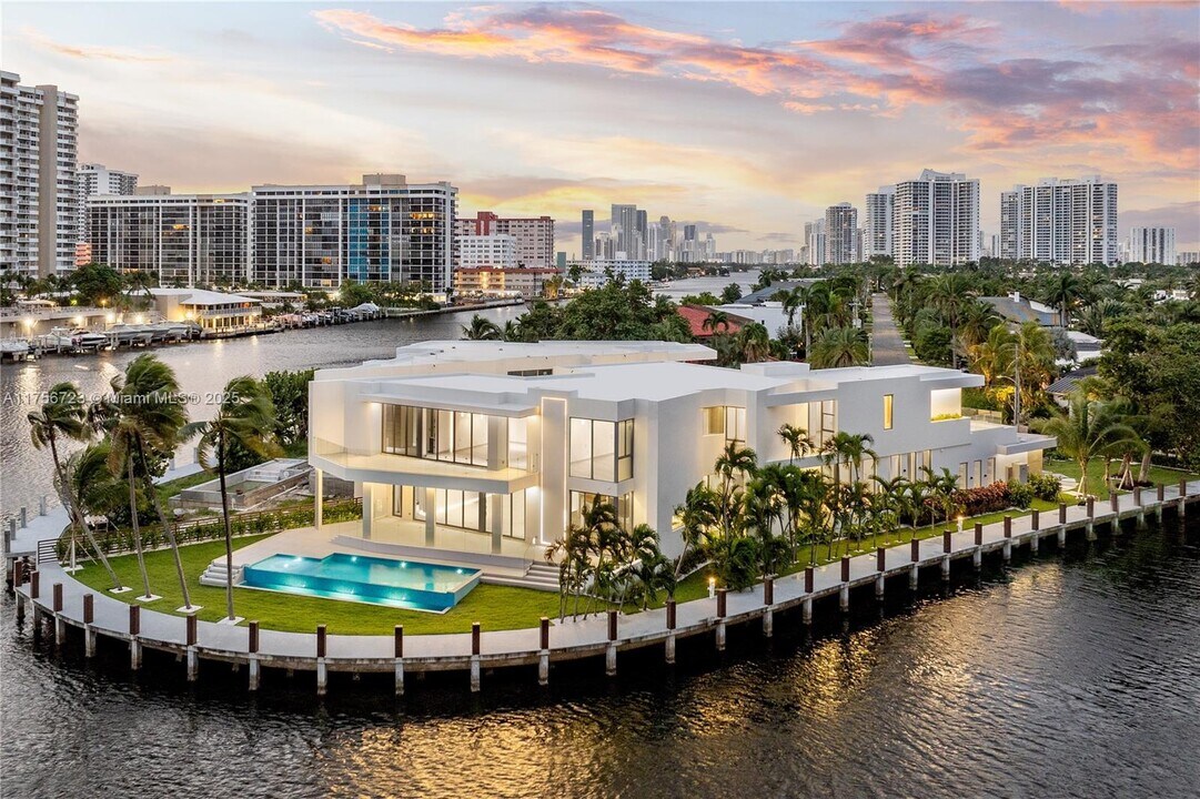 501 Palm Dr in Hallandale Beach, FL - Foto de edificio