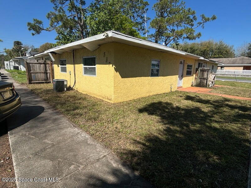537 Rock Pit Rd in Titusville, FL - Foto de edificio