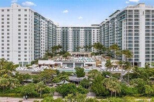 2301 Collins Ave, Unit 523 in Miami Beach, FL - Building Photo
