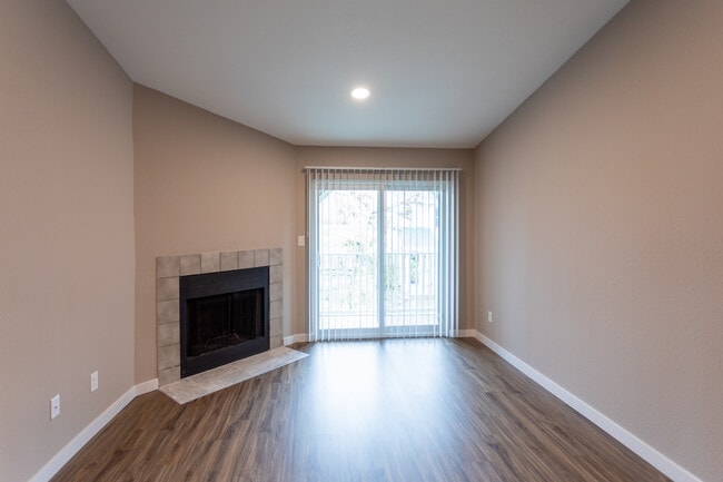 Hampton Farms Apartments in Highland Heights, KY - Building Photo - Interior Photo