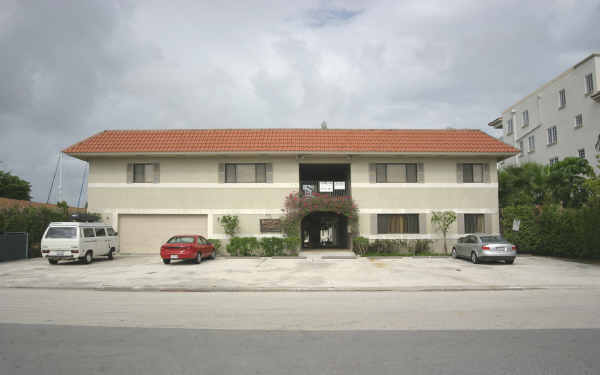 Hendricks Isle Villas Yacht Club in Fort Lauderdale, FL - Building Photo