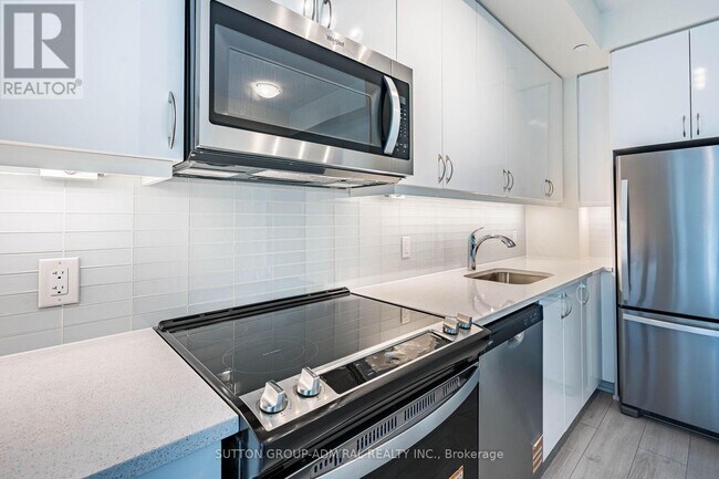 38 Annie Craig Dr in Toronto, ON - Building Photo - Building Photo