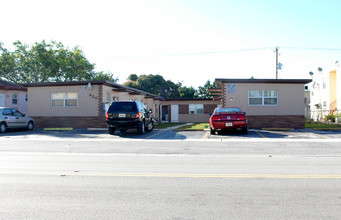 456 E 28th St in Hialeah, FL - Foto de edificio - Building Photo