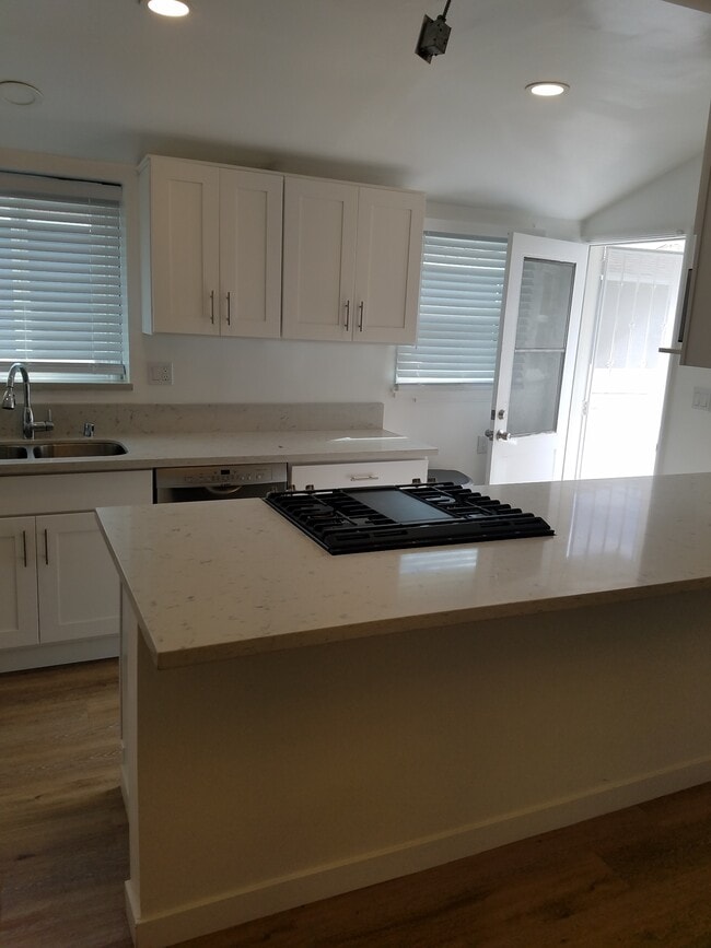 8339 Kenyon Ave in Westchester, CA - Building Photo - Building Photo