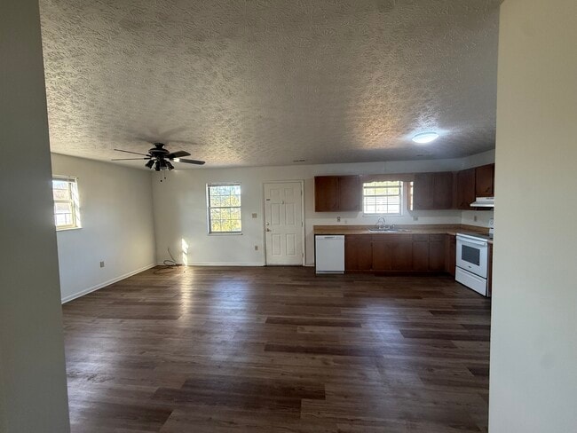 6920 E Andrew Johnson Hwy in Chuckey, TN - Building Photo - Building Photo