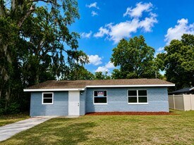 4940 9th St in Zephyrhills, FL - Building Photo