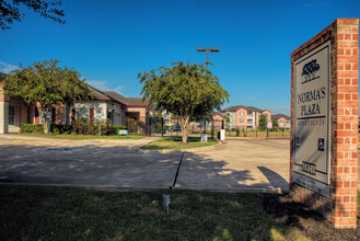 Norma's Plaza in Houston, TX - Foto de edificio - Building Photo