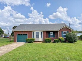 701 Carbondale Dr in Oak Grove, KY - Building Photo