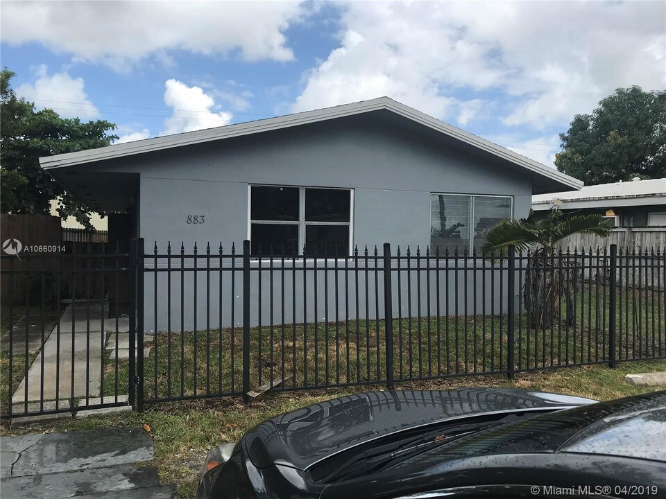 883 NE 40th St-Unit -North in Oakland Park, FL - Building Photo