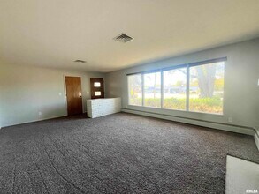 5004 N University St in Peoria, IL - Foto de edificio - Building Photo