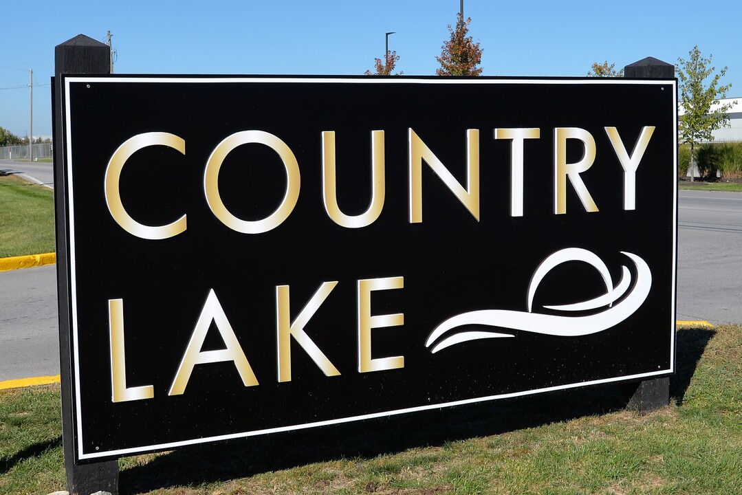 Country Lake Townhomes in Indianapolis, IN - Foto de edificio