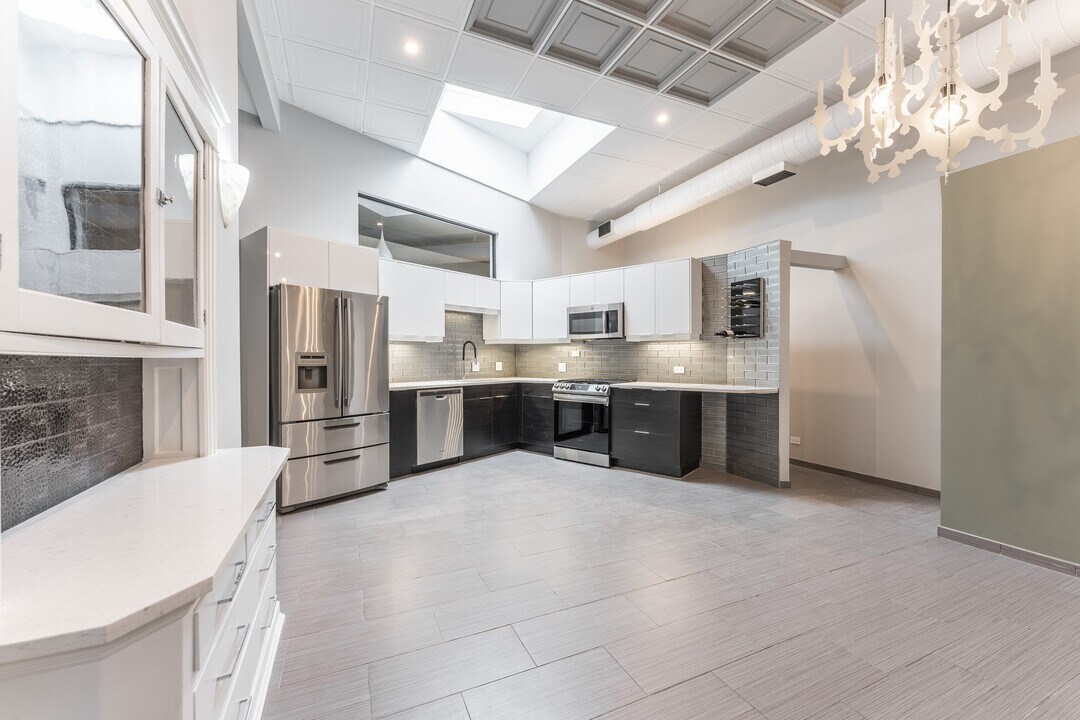 300 N Ogden Ave, Unit 1 in Chicago, IL - Building Photo