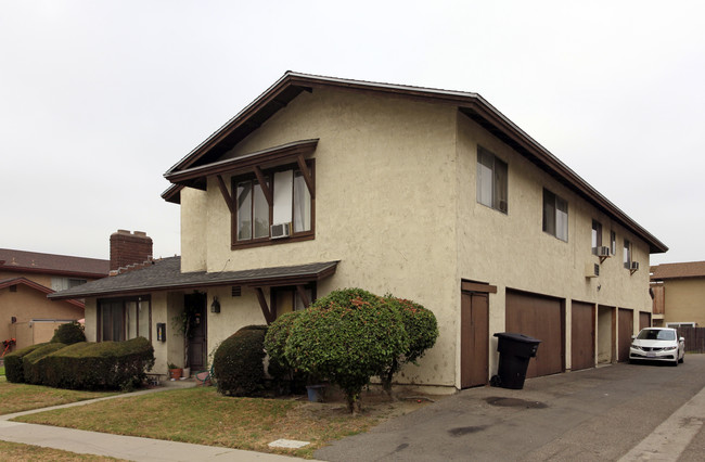 1241 S Sunburst Way in Anaheim, CA - Foto de edificio - Building Photo