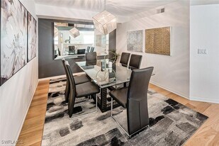 6910 Satinleaf Rd N in Naples, FL - Building Photo