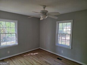 1894 Oak Valley Rd in Decatur, GA - Foto de edificio - Building Photo