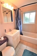 34 Bryon Rd, Unit #4 in Boston College, MA - Foto de edificio - Building Photo