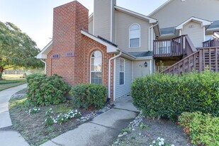 422 Lees Mill Dr in Newport News, VA - Building Photo