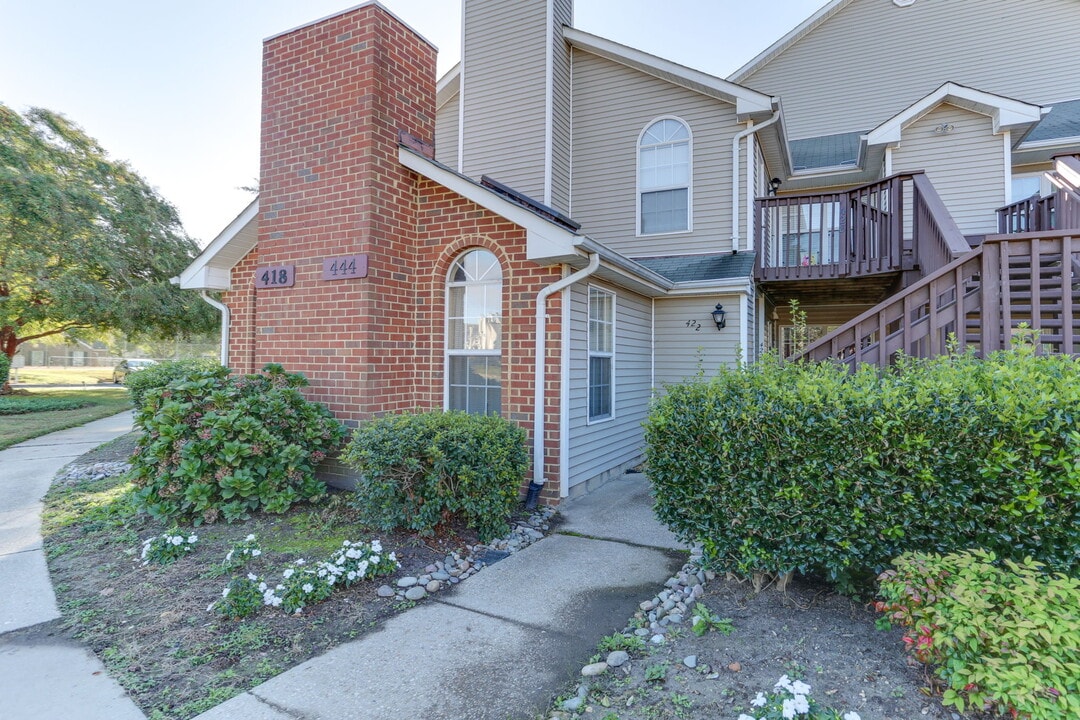 422 Lees Mill Dr in Newport News, VA - Foto de edificio