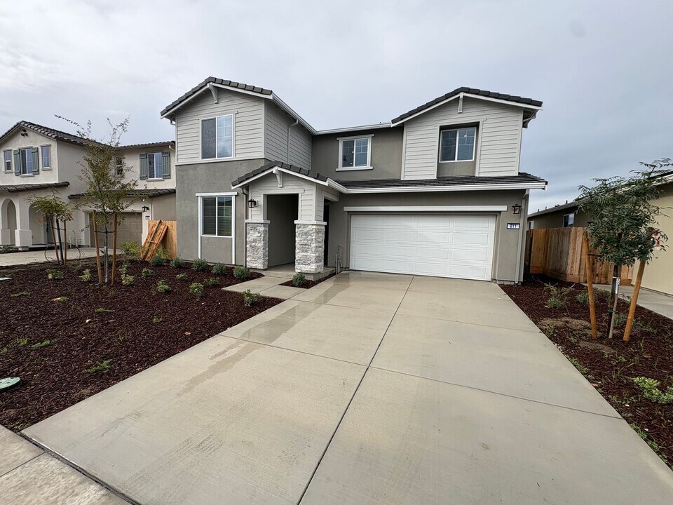 811 Rosazzo Ln in Manteca, CA - Building Photo