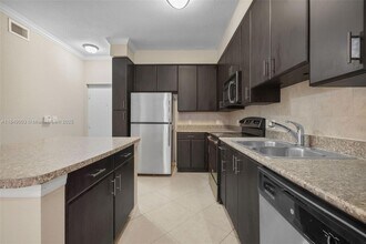 10170 SW 7th St, Unit 39-214 in Pembroke Pines, FL - Building Photo - Building Photo