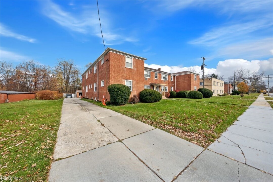 885 S Green Rd-Unit -5 in South Euclid, OH - Foto de edificio