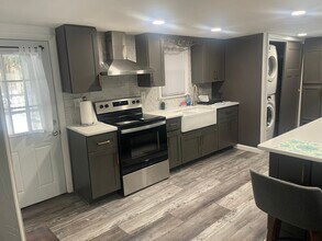 8 Rock Cliff Rd in Marblehead, MA - Building Photo - Building Photo