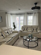 3449 W Parkway St in Groves, TX - Foto de edificio - Building Photo