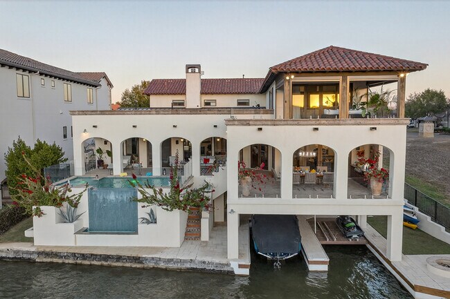 127 Applehead Island Dr in Horseshoe Bay, TX - Foto de edificio - Building Photo