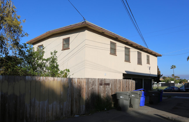 104 S Clementine St in Oceanside, CA - Building Photo - Building Photo