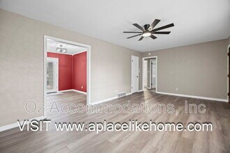 6535 Melrose Ln in Shawnee, KS - Building Photo - Building Photo