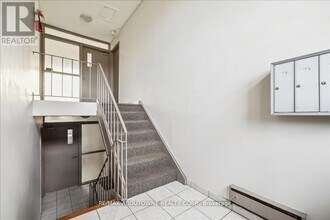 2350 Queensway Dr in Burlington, ON - Building Photo - Building Photo