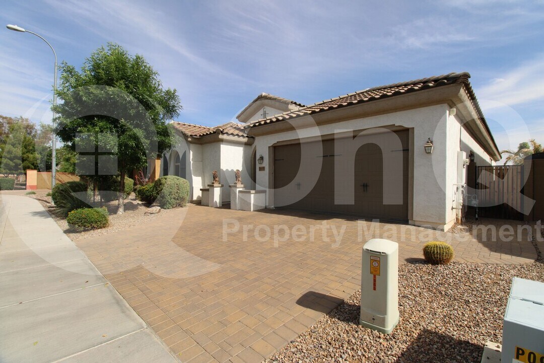 1975 E Crescent Way in Chandler, AZ - Building Photo