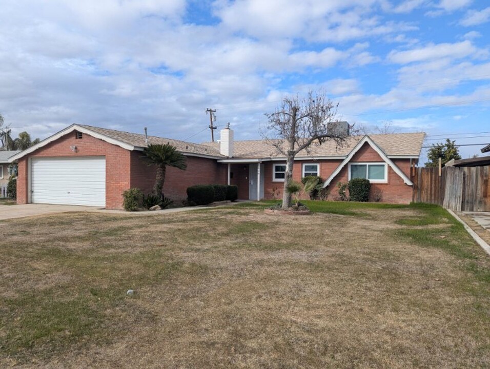 1828 Julian Ave in Bakersfield, CA - Building Photo