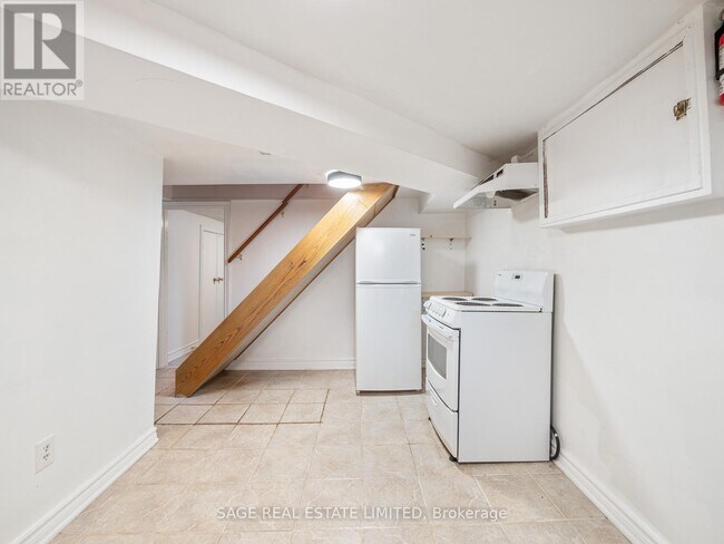 17 Hugo Ave in Toronto, ON - Building Photo - Building Photo