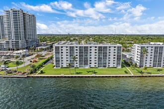 301 Lake Shore Dr in Lake Park, FL - Building Photo - Building Photo