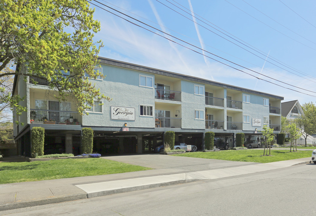 Georgia Court in Delta, BC - Building Photo