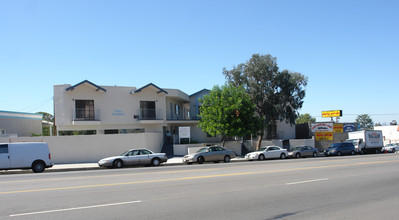 7762 Foothill Blvd in Tujunga, CA - Foto de edificio - Building Photo