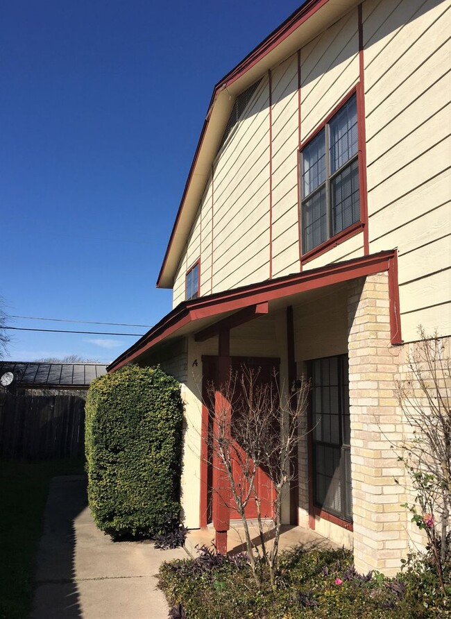 1102 Covey Ln