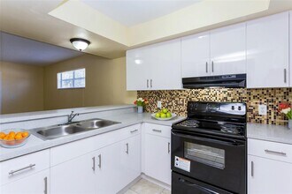 1024 Jack Calhoun Dr in Kissimmee, FL - Foto de edificio - Building Photo