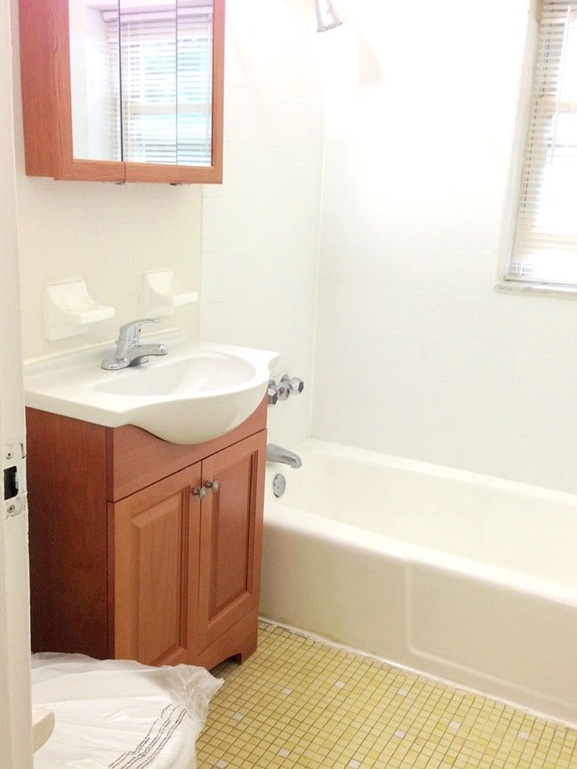 Professional Management, Modern, Large Apt in Newark, NJ - Foto de edificio - Building Photo