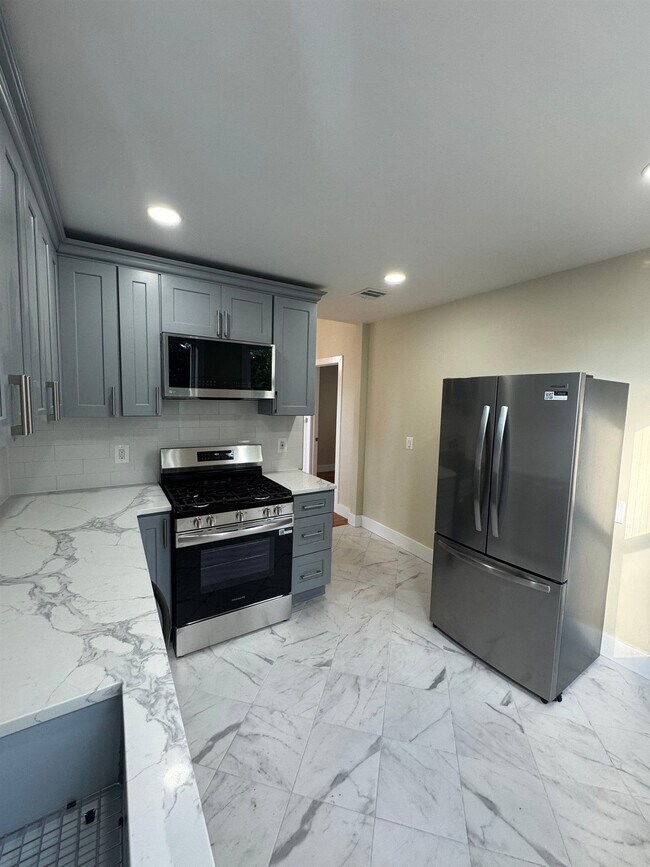 25 Orient Ave in Jersey City, NJ - Building Photo - Building Photo