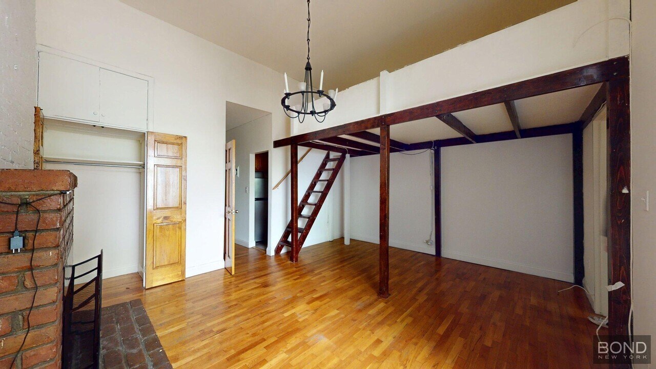 107 W 69th St in New York, NY - Building Photo