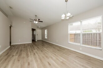 447 Maple Pointe Dr in Seffner, FL - Foto de edificio - Building Photo