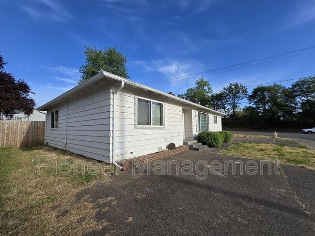 622 W Pilger St in Roseburg, OR - Building Photo - Building Photo